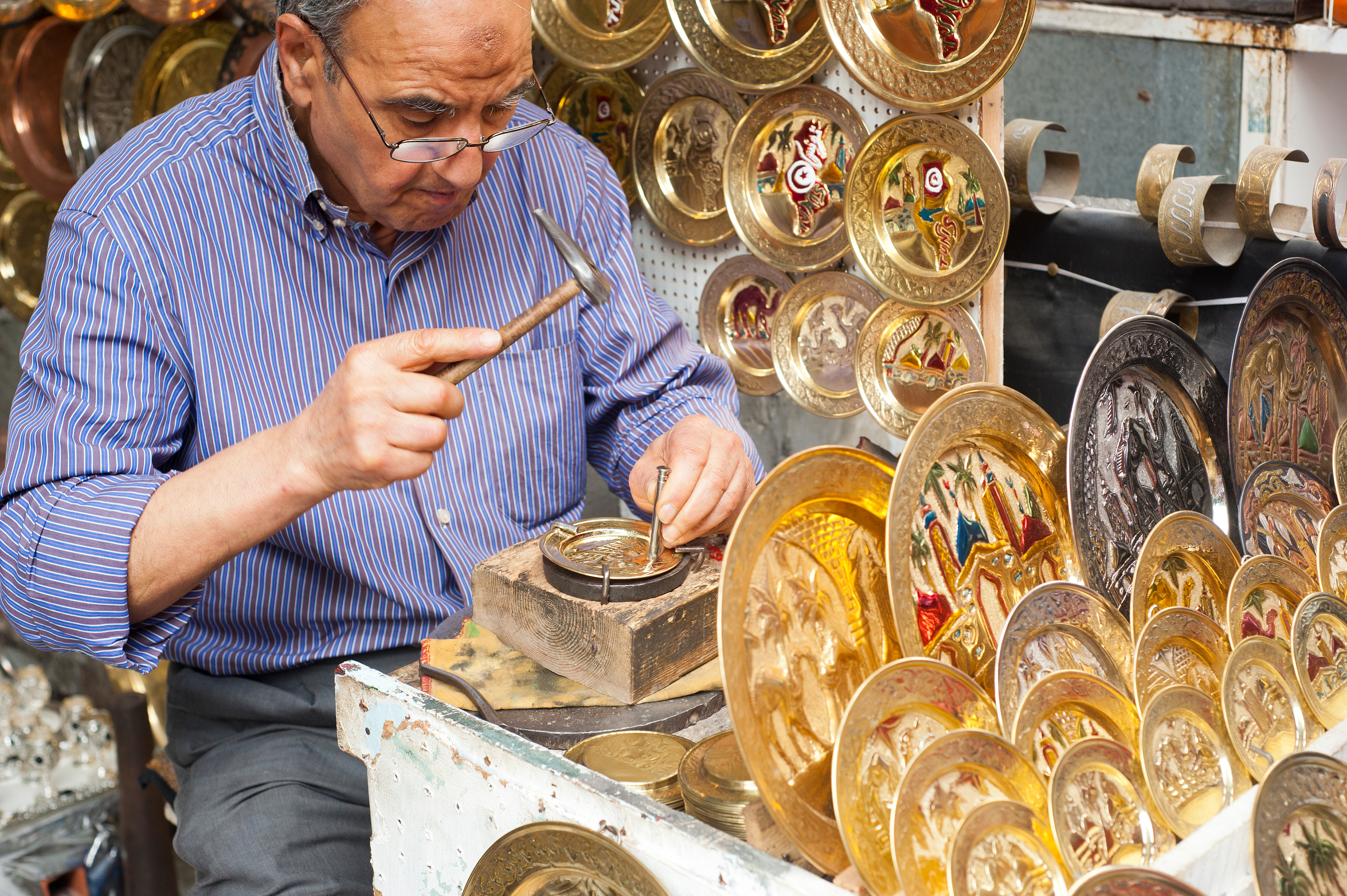 Providing Loan and Micro-finance Grant Support to 800 Micro and Very Small Tunisian Businesses Across Tunisia 